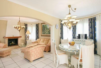 Villa mit Pool  nahe dem Sandstrand