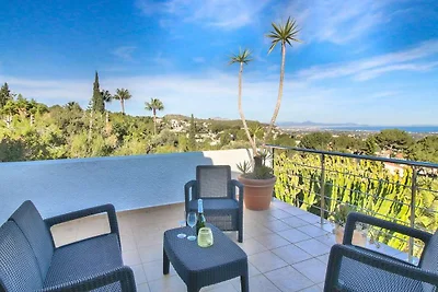 Meerblickvilla mit Pool