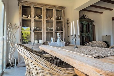 Villa mit Pool und Jacuzzi