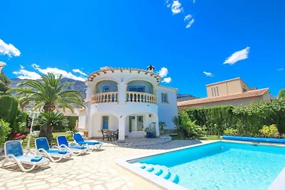 Villa mit Privatpool in Stadtnähe
