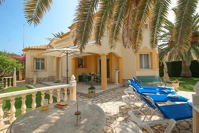 Villa mit Pool  nahe dem Sandstrand