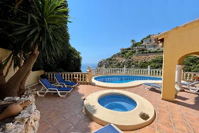 Villa in Panoramalage mit Pool