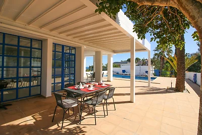 moderne Villa mit schönem Meerblick