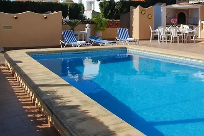 Haus mit besonders grossem Pool