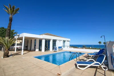 moderne Villa mit schönem Meerblick