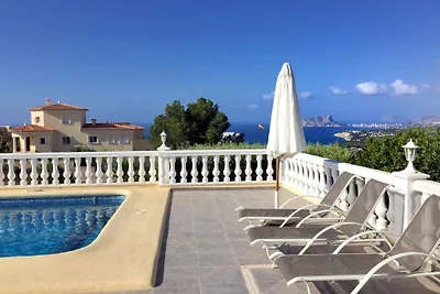 Villa con piscina e vista mare
