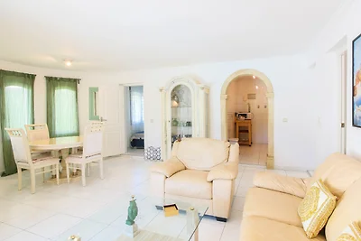 Villa mit Privatpool in Stadtnähe