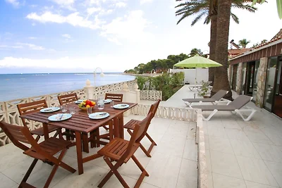 Villa con piscina direttamente sulla spiaggia di sabbia