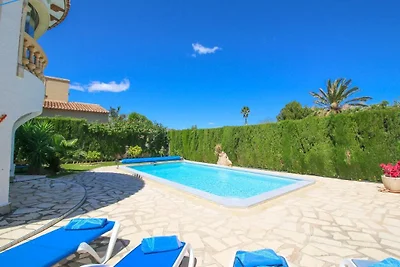 Villa mit Privatpool in Stadtnähe
