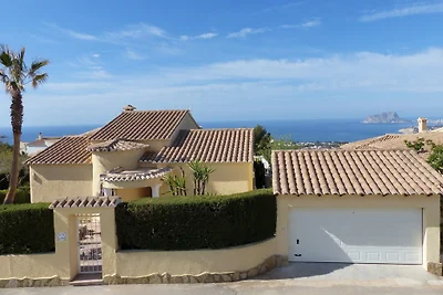 Villa con piscina e vista mare