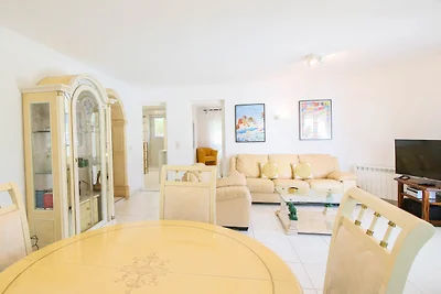 Villa mit Privatpool in Stadtnähe
