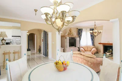 Villa mit Pool  nahe dem Sandstrand