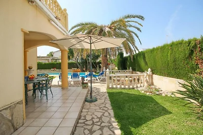 Villa mit Pool  nahe dem Sandstrand