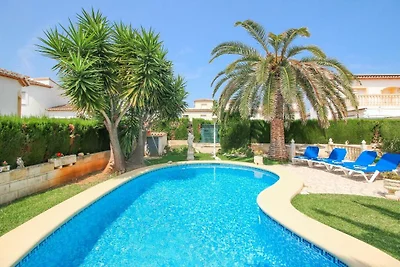 Villa mit Pool  nahe dem Sandstrand