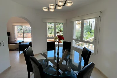 Villa in Panoramalage mit Pool