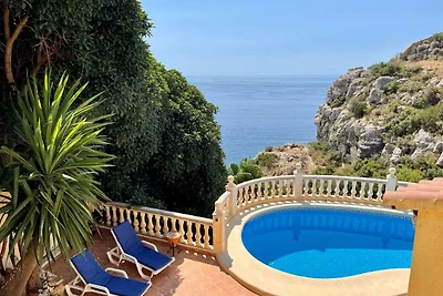 Villa con piscina e vista mare