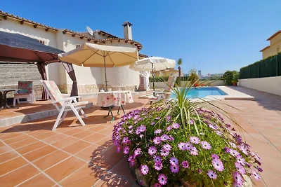 strandnahe Villa mit privatem Pool