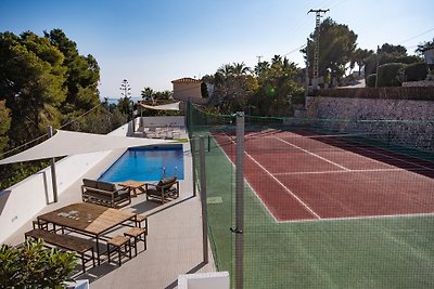 Villa mit Tennisplatz und Pool