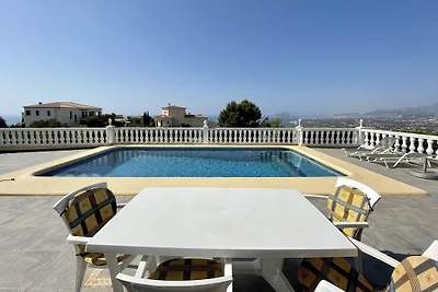Villa con piscina e vista mare
