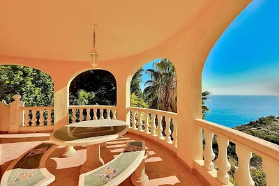 Villa con piscina e vista mare