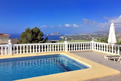 Villa con piscina e vista mare