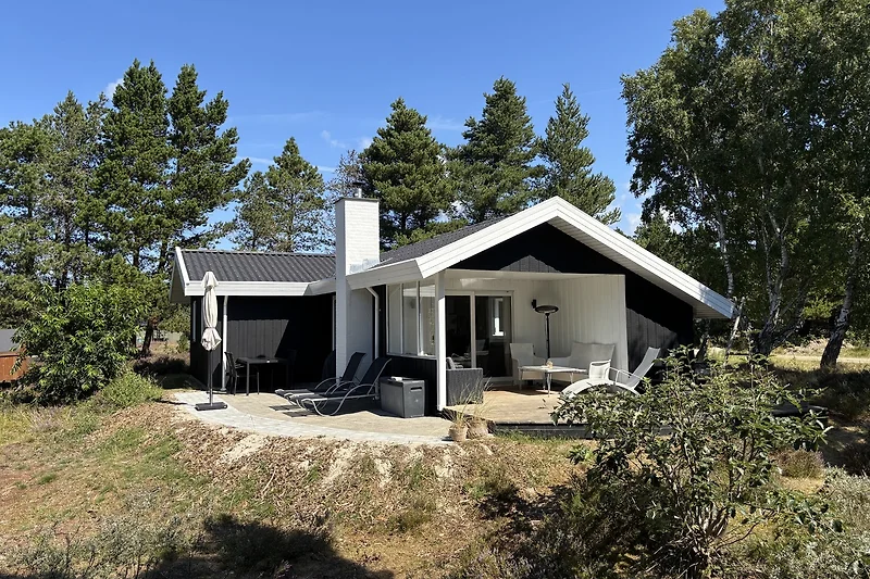 Landhaus mit Reetdach und gepflegtem Garten