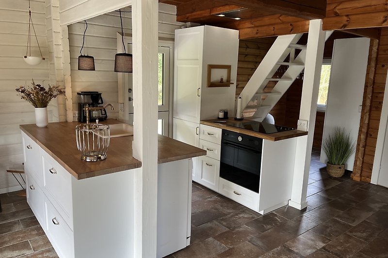 Moderne Küche mit Holzakzenten und Granitarbeitsplatte.