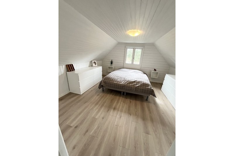 Modernes Schlafzimmer mit stilvoller Einrichtung und elegantem Design.