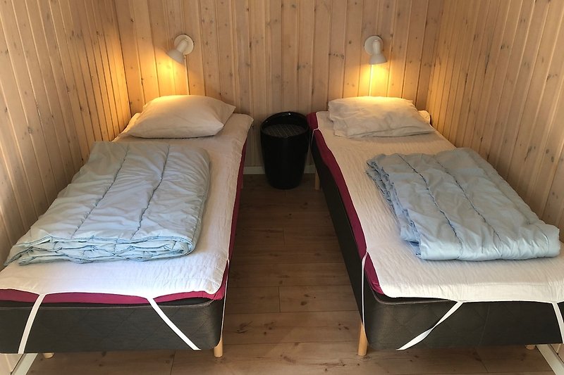 Schlafraum mit 2 x Einzelbetten mit einer Breite von 2 x 80 cm
