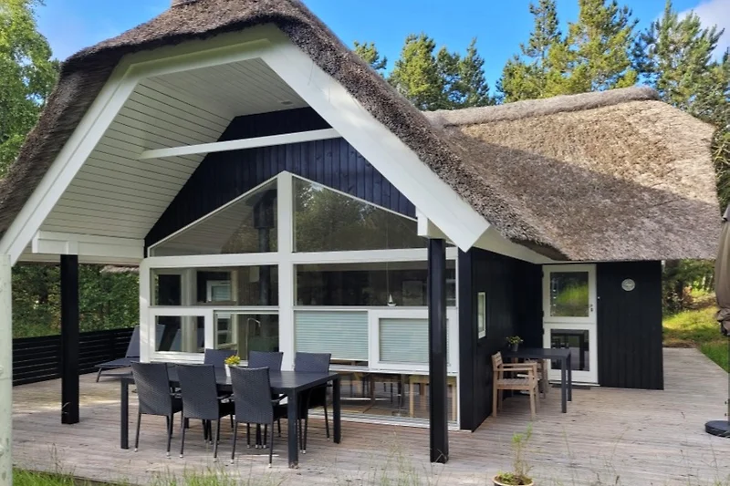 Charmantes Haus mit Garten, Terrasse und gemütlichen Sitzgelegenheiten.
