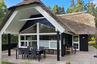 Een prachtig huis met rieten dak op Sønderstrand!
