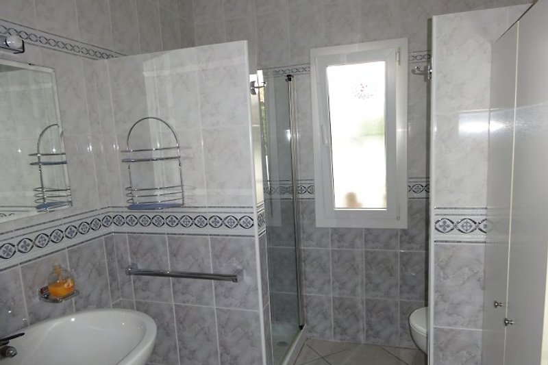 Unterer Wohnbereich > Großes Bad m. Dusche und allen sanitären Einrichtungen0
