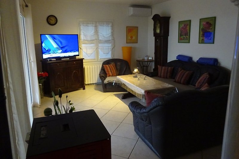Unterer Wohnbereich -  Großzügiger, schön eingerichteter Wohnbereich mit internetfähigem SAT - TV.