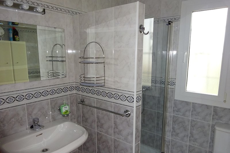 Oberer Wohnbereich - Bad mit Dusche und allen sanitären Einrichtungen