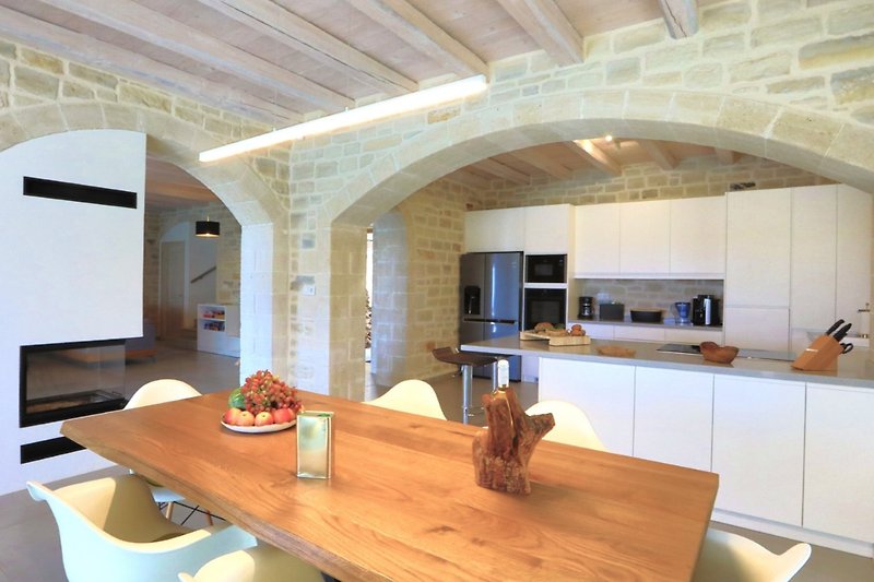 Moderne Küche mit stilvoller Beleuchtung und elegantem Interieur.