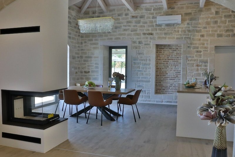 Schönes Wohnzimmer mit stilvoller Einrichtung  und Kamin