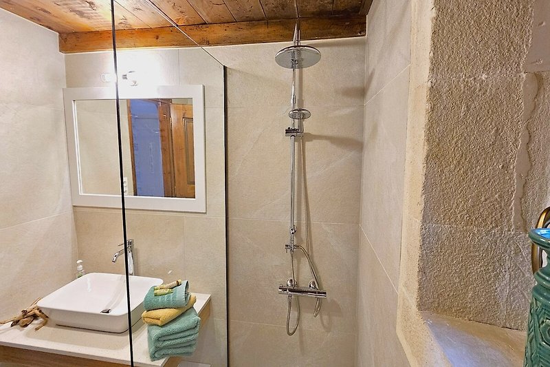 Modernes Badezimmer mit Dusche, Armatur und Glaswand - stilvoll gestaltet!