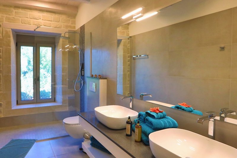 Luxuriöses Badezimmer mit moderner Ausstattung im EG, zu Schlafzimmer 1
