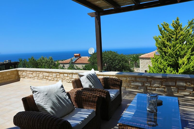 Loungemöbel auf der Dachterrasse mit tollem Blick auf das Mittelmeer