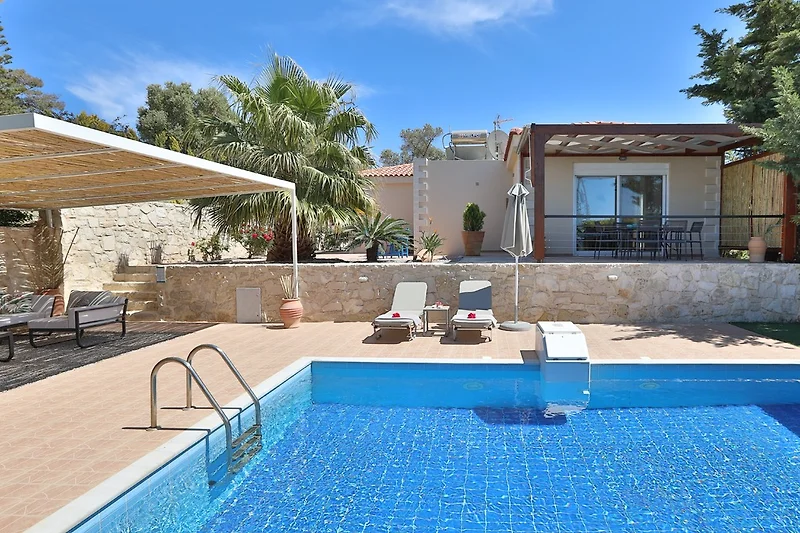 Loungemöbel und Pool