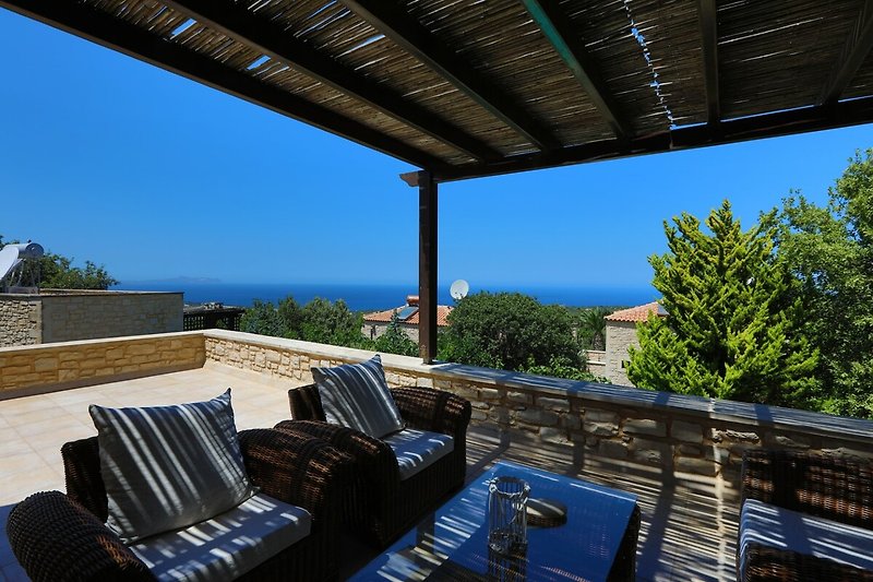 Loungemöbel auf der Dachterrasse mit tollem Blick auf das Mittelmeer