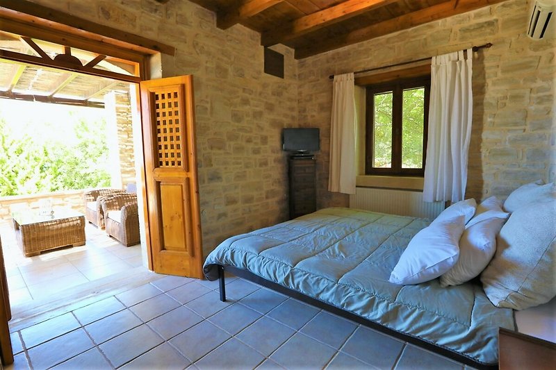 Stilvolles Schlafzimmer mit Holzmöbeln, Bett und Fenster - gemütliche Atmosphäre! ?