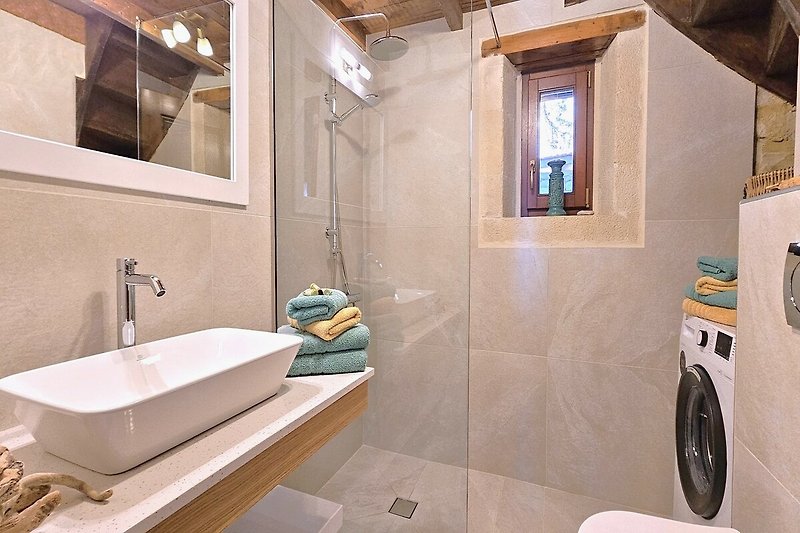 Modernes Badezimmer mit Spiegel, Waschbecken und Dusche - 2024 renoviet