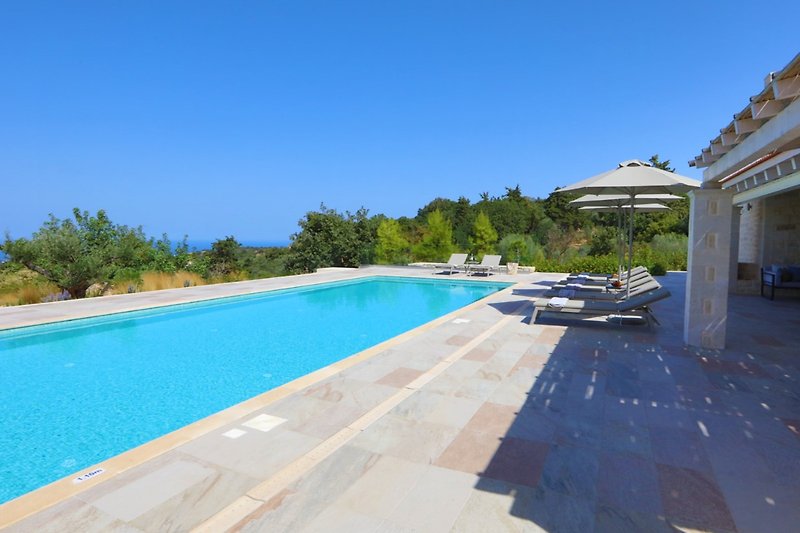 Luxuriöses Ferienhaus mit Pool, Sonnenliegen und ...
