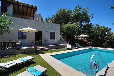Villa in pietra naturale Sifina, con piscina