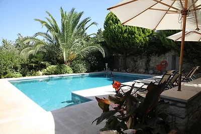 Natursteinvilla Persephone mit Pool