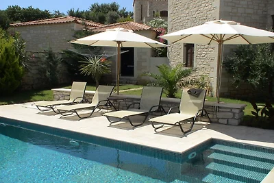 Natursteinvilla Persephone mit Pool