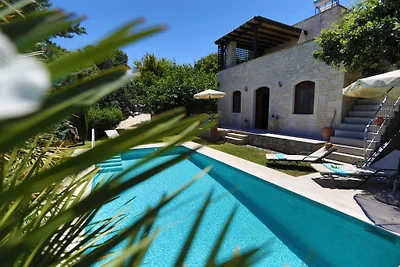Villa in pietra naturale Sifina, con piscina