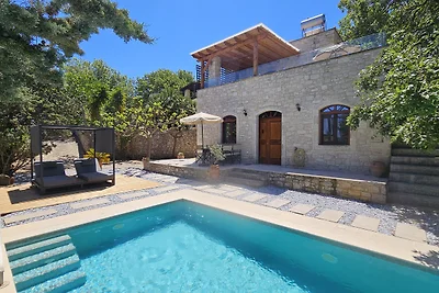 Natuurstenen villa Sifina, met zwembad