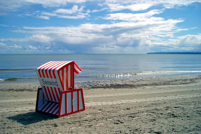 Goditi la tua vacanza nella tua sedia a sdraio sulla spiaggia
